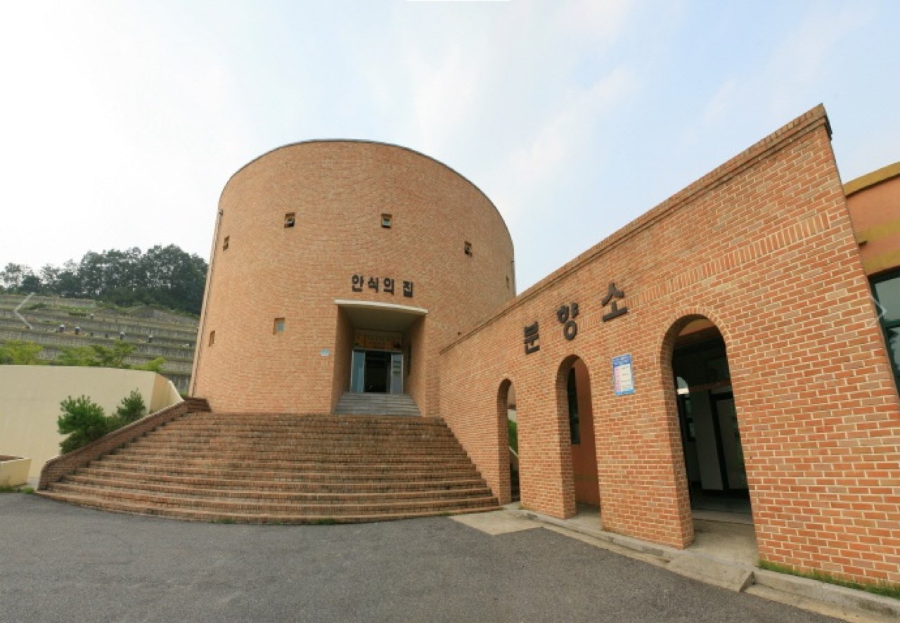 춘천안식공원(봉안묘) 시설 사진 (출처: e하늘 장사정보시스템)