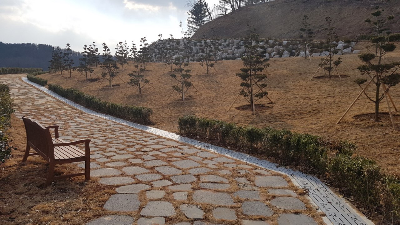 함안하늘공원(봉안담) 시설 사진 (출처: e하늘 장사정보시스템)