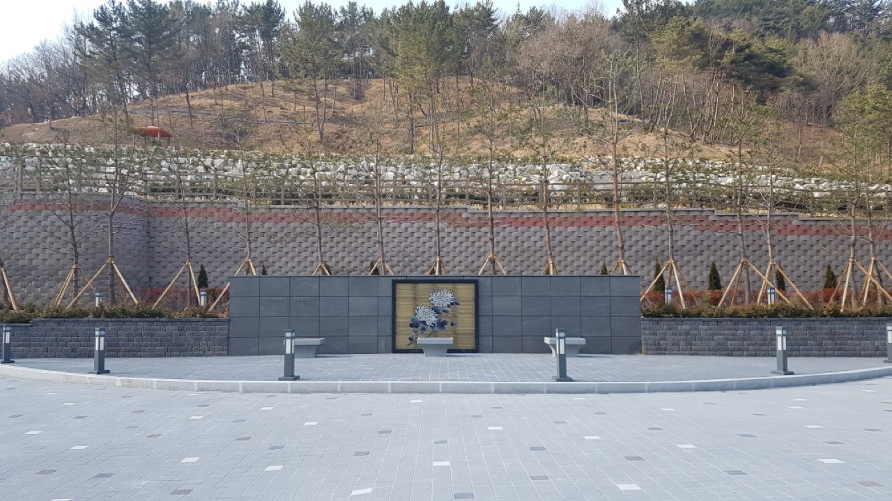 함안하늘공원(봉안담) 시설 사진 (출처: e하늘 장사정보시스템)