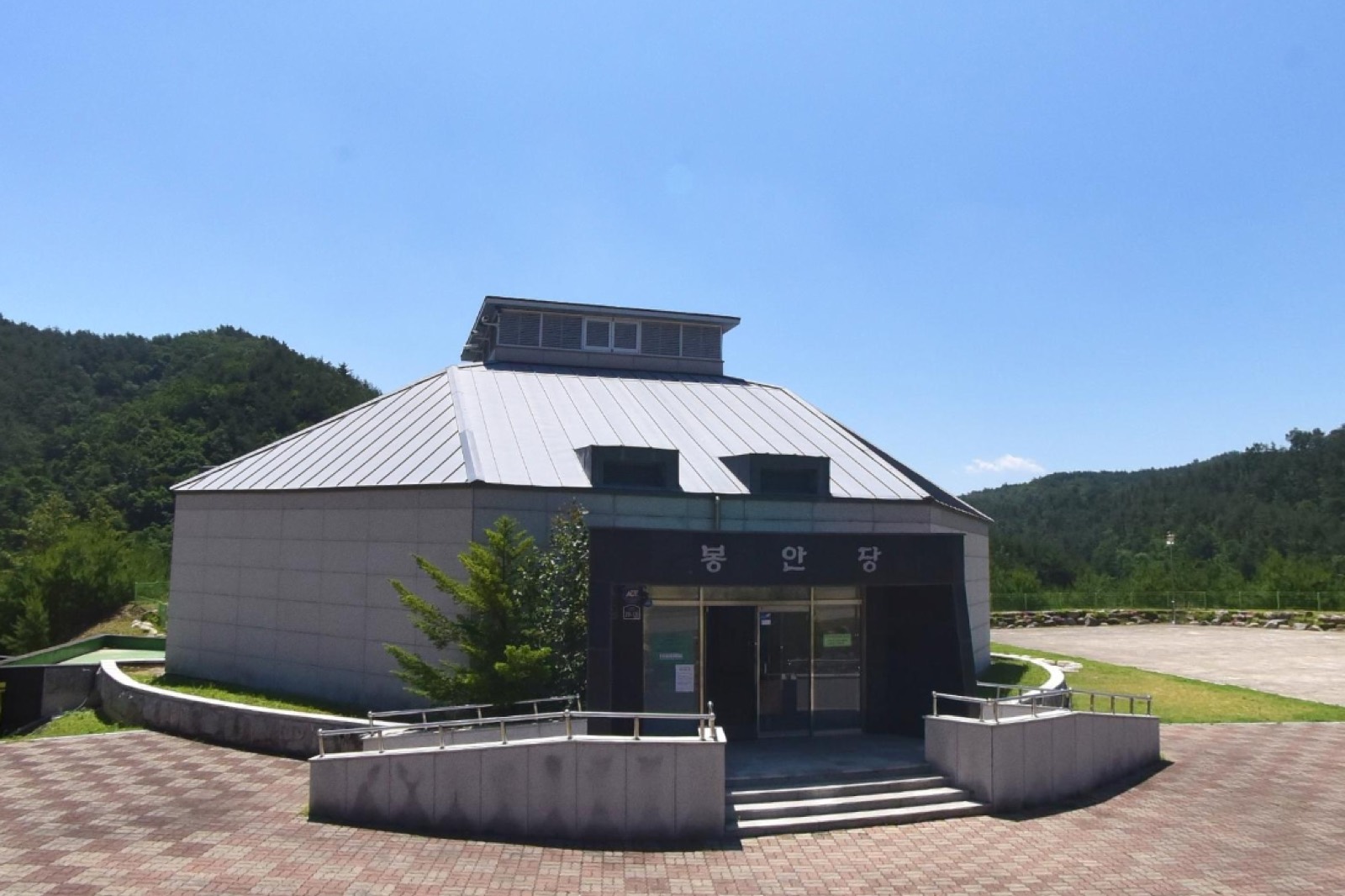 양양군공설묘원 봉안당 시설 사진 (출처: e하늘 장사정보시스템)